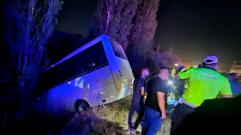 Ankara Mamak'ta servis aracı ile otomobil çarpıştı: 8 yaralı