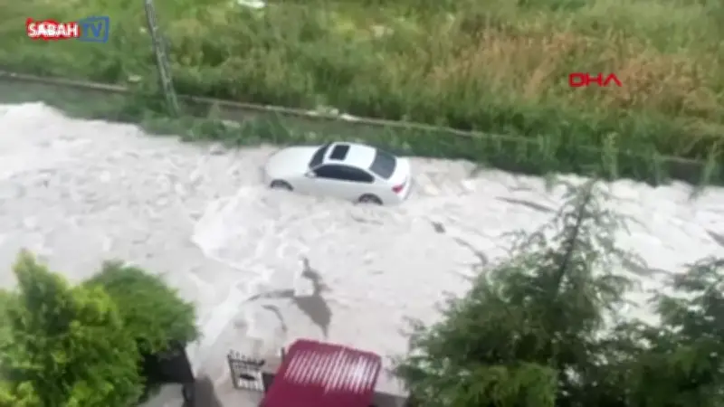 Ankara'da dolu ve sağanak hayatı felç etti: O anlar kamerada