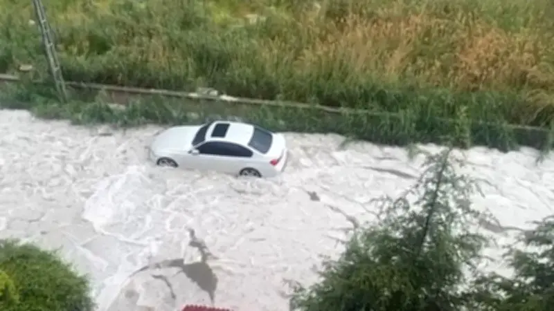 Ankara'da sağanak sele yol açtı: Ev ve iş yerlerini su bastı, araçlar sürüklendi