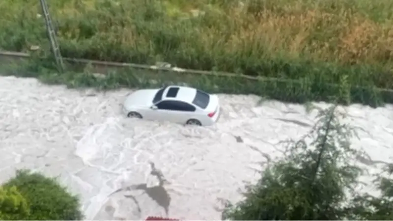 Ankara'da sağanak ve dolu etkili oldu: Yollar beyaza büründü