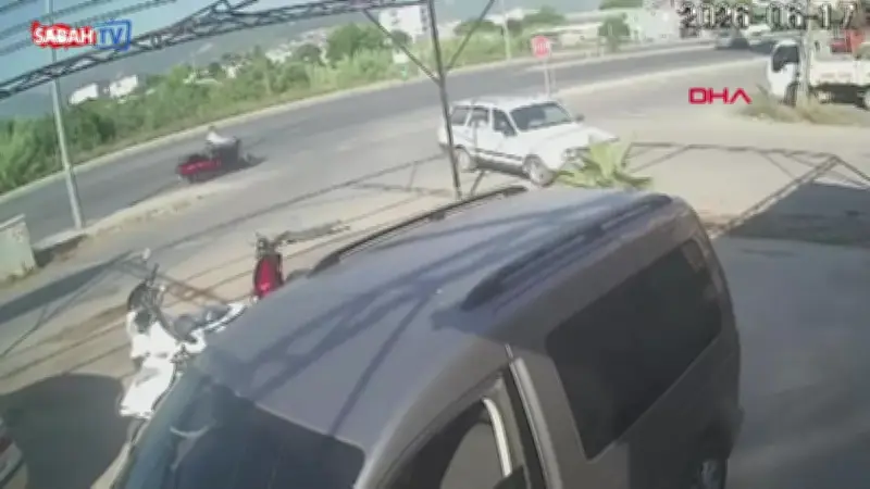 Antalya Gazipaşa'da Otomobil-Motosiklet Çarpıştı: Sürücü Yaralandı