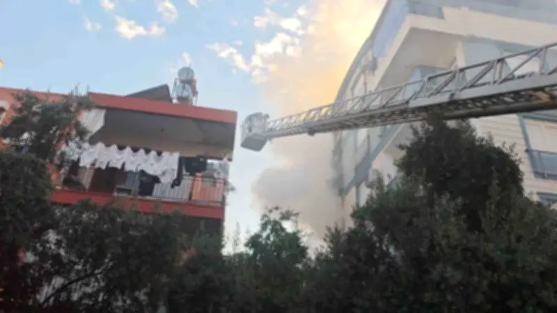 Antalya'da klima patlaması yangını: 10 kişi kurtarıldı, 3 kişi hastanede