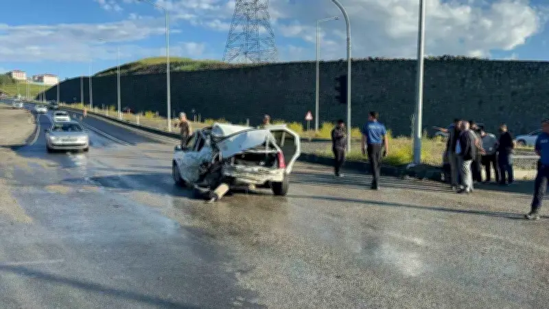 Ağrı'da Kırmızı Işıkta Bekleyen Otomobile Kamyonet Çarptı: 2 Yaralı