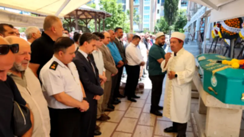 Arkadaşının cenazesinde kalp krizi geçirdi