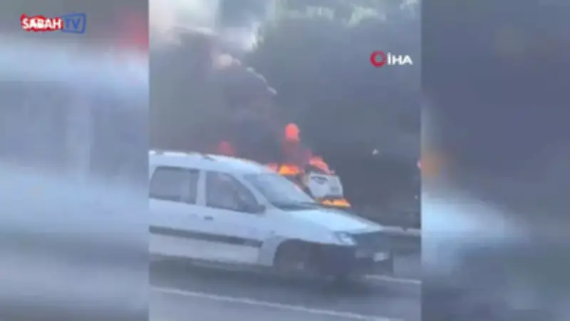Avcılar TEM Otoyolu'nda Otomobil Alev Alev Yandı, Kullanılamaz Hale Geldi
