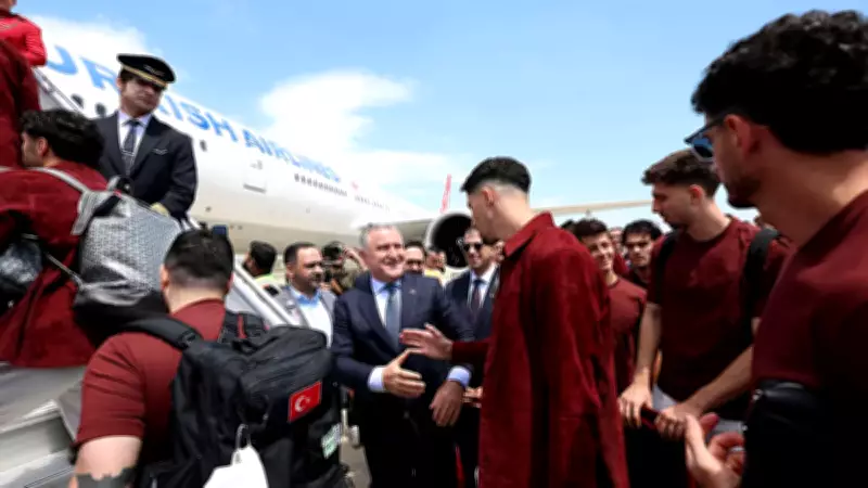 Bakan Bak milli futbolcuları ABD'ye uğurladı: İnşallah yolun sonu final olur