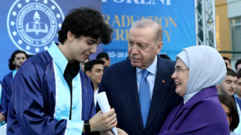 Başkan Erdoğan, torunu Ömer Tayyip Erdoğan'a diplomasını verdi