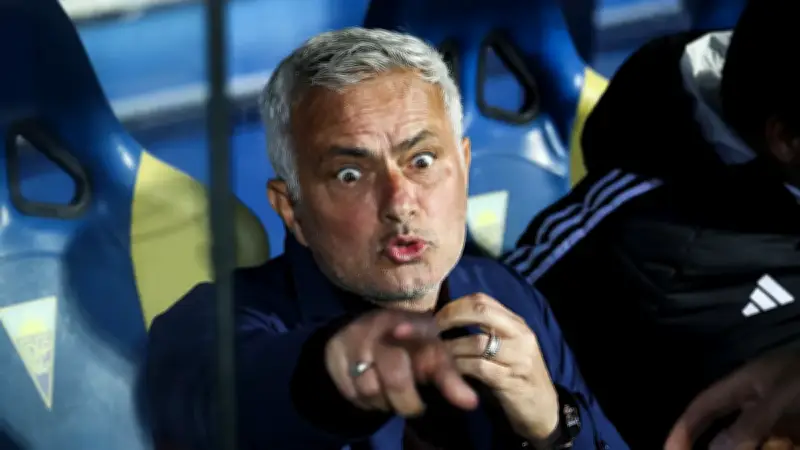 Benfica, Mourinho'nun Real Madrid'e 15 Milyon Euro'ya İmza Atacağını Duyurdu