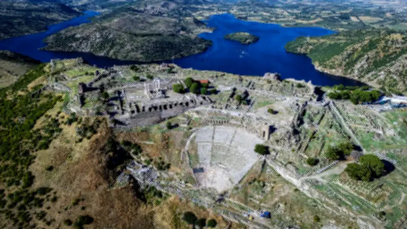 Bergama Akropolis'inde Tarih ve Modern Yaşam Aynı Manzarada Buluşuyor
