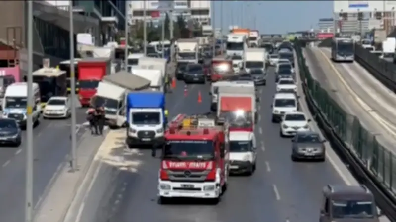 Beylikdüzü'nde kamyonet aydınlatma direğine çarptı: Trafik durdu