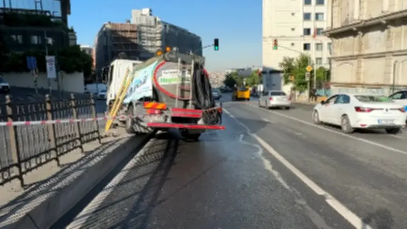 Beyoğlu'nda Belediye Aracı Refüje Çarptı: Korkutan Kaza