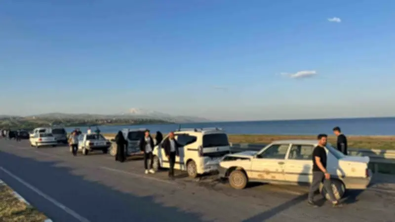 Bitlis Ahlat'ta düğün konvoyunda zincirleme kaza: 3 yaralı