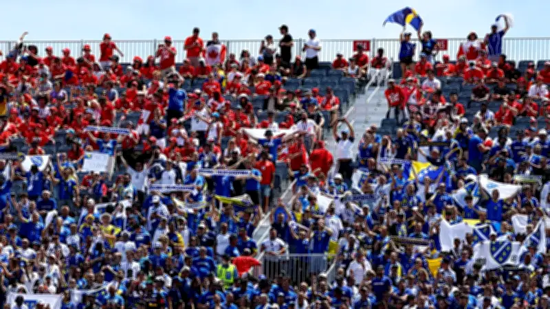 Bosna Hersek taraftarları, Kanada maçı için Toronto Stadı'nda yürüyüş yaptı