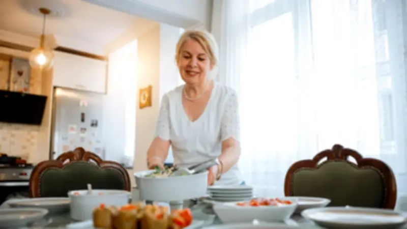 Bu Akşamın Menüsü Hazır: Ketçap Soslu Et Sote, Üzümlü Pilav ve Şerbetli İrmik Tatlısı