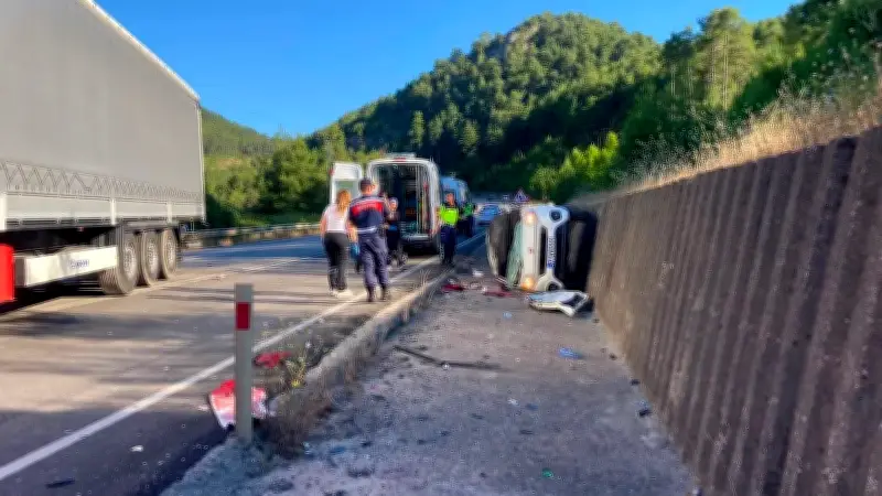 Burdur'da Tırla Çarpışan Hafif Ticari Araçtaki Sürücü Öldü, 1 Kişi Yaralandı