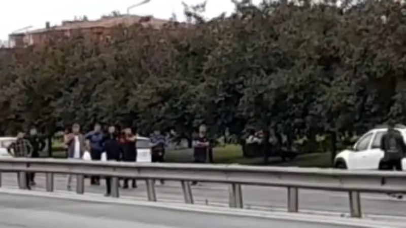 Büyükçekmece'de D-100'de bıçaklı şahıs polisi harekete geçirdi, trafik yoğunluğu oluştu
