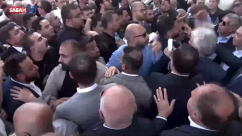 CHP'de grup toplantısı krizi: Kılıçdaroğlu ve Özel taraftarları çatıştı