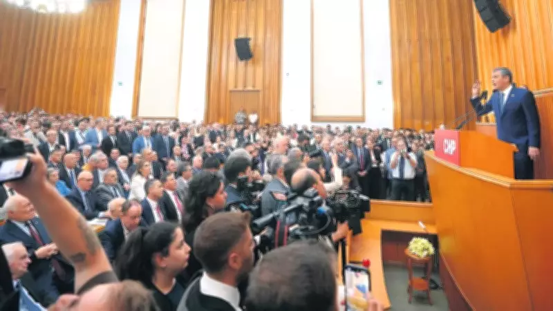 CHP'de korsan toplantı: Özgür Özel, Kılıçdaroğlu'nu yuhalattı