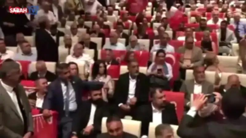 CHP'de kürsü krizi savaşa dönüştü: Özgür Özel'e 'hırsız' sloganları