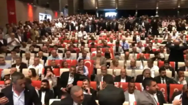 CHP'de kürsü savaşları: Özgür Özel'e 'hırsız, rüşvetçi' sloganları