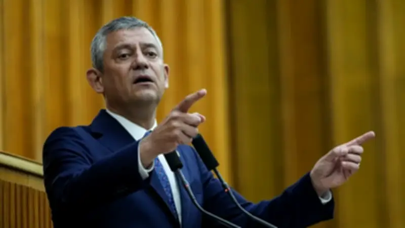 CHP'de liderlik krizi: Özel korsan miting yaptı