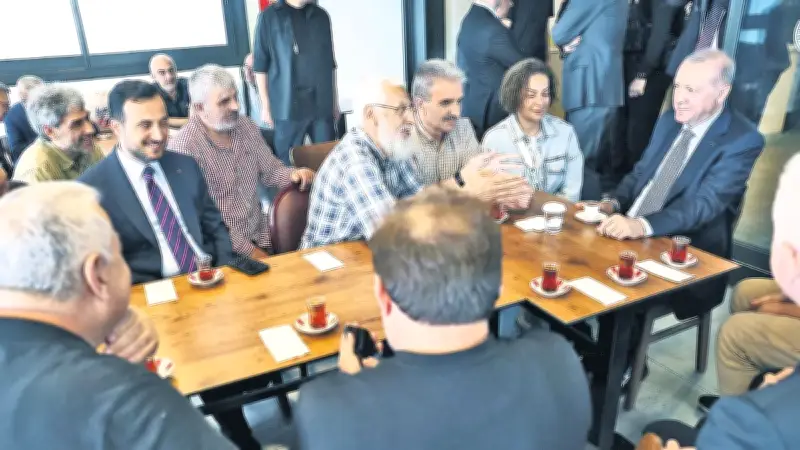 Cumhurbaşkanı Erdoğan'dan Beyoğlu'nda Çay Sohbeti