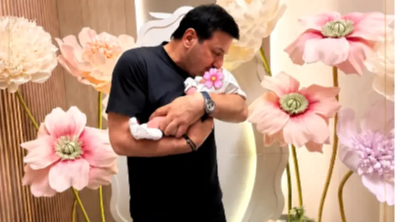 Davut Güloğlu, oğlu Cengizhan ve Nursena Yazıcı'nın kızı Mihra ile dede oldu