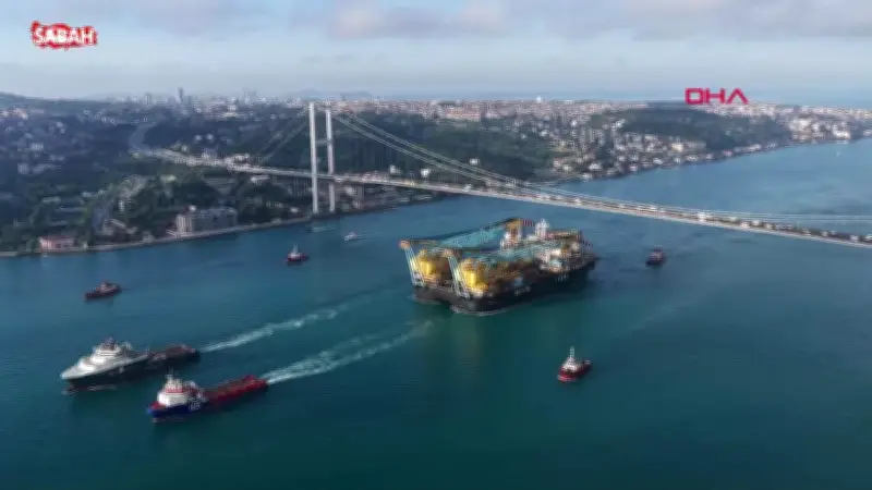 Dev vinç gemisi İstanbul Boğazı'ndan geçiyor! Boğaz gemi trafiğine kapatıldı