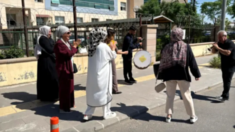 Diyarbakır'da Boşanma Sonrası Kadın Halay Çekti, Eşi Bağlama Çaldı
