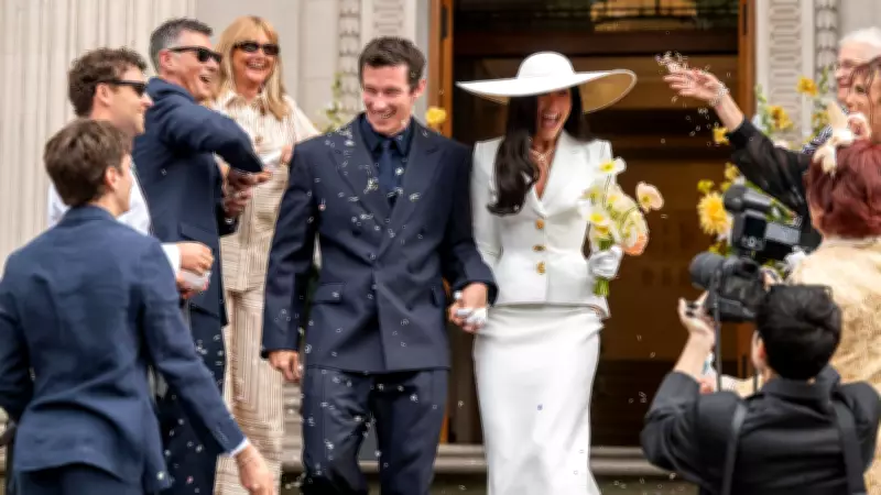 Dua Lipa ve Callum Turner Londra'da Sade Bir Nikahla Evlendi