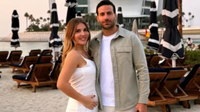 Eda Erol Doğuma Sayılı Günler Kala Beyaz Elbisesiyle Poz Verdi
