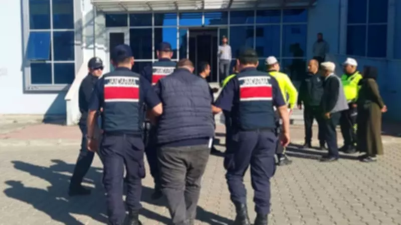 Edirne'de takside 4 kaçak göçmen yakalandı, sürücü tutuklandı