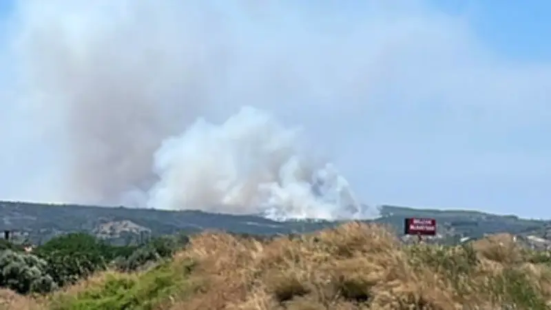 Çeşme'de çöplük yangını makilik alana sıçradı, kontrol altına alındı