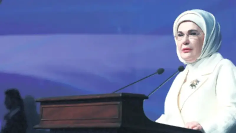 Emine Erdoğan, Bakan Kurum'u dip çamuru temizliği için tebrik etti