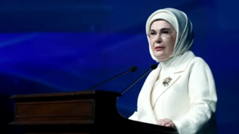 Emine Erdoğan'dan Babalar Günü Mesajı: 'Baba, Bir Yuvayı Ayakta Tutan Emektir'