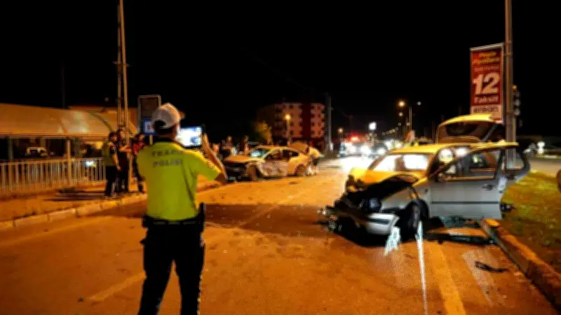 Erzincan'da İki Otomobil Çarpıştı: 5 Yaralı