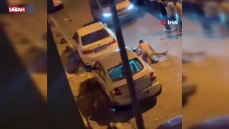 Esenyurt'ta iki ailenin sopalı kavgası kamerada: Sokak savaş alanına döndü