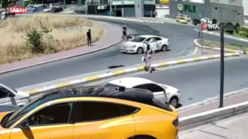 Esenyurt'ta Ters Yönde Giden Scooter Sürücüsüne Otomobil Çarptı: Ağır Yaralı