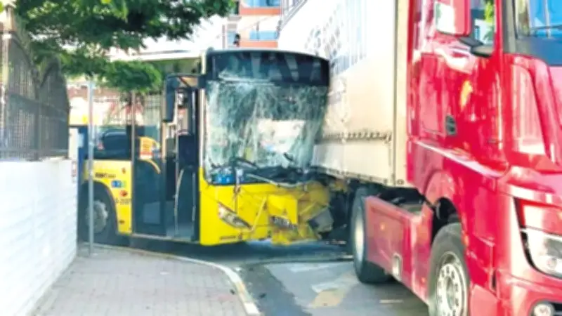 İETT Otobüsü Tırla Çarpıştı: 3 Yaralı
