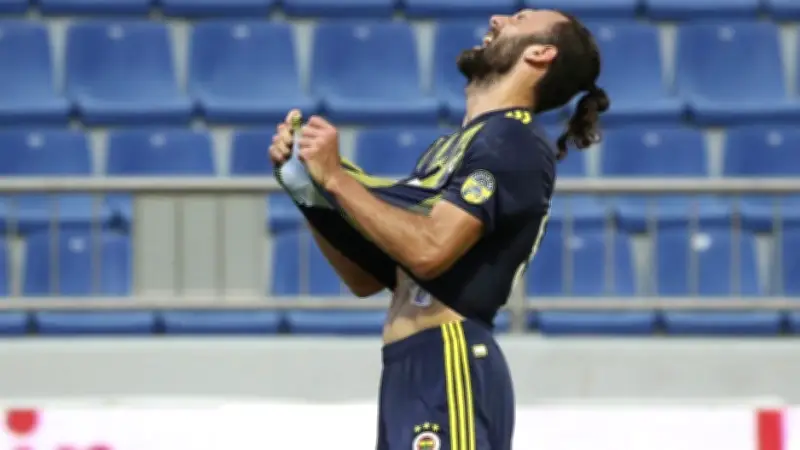 Fenerbahçe'de Vedat Muriqi şoku: Antrenmanı sedyeyle terk etti