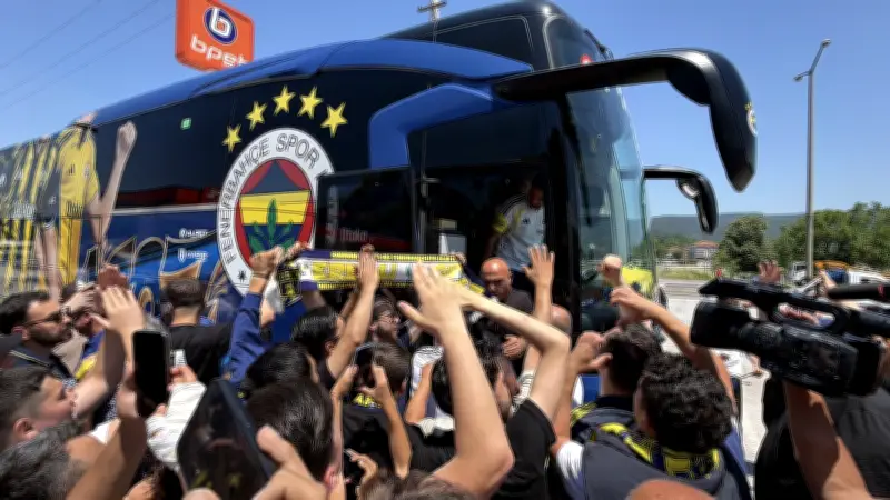 Fenerbahçe'ye Düzce'de coşkulu karşılama: Meşaleler ve tezahüratlar