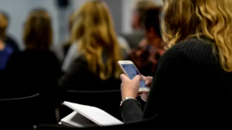Fransa liselerde cep telefonu yasağını yeni öğretim yılında uygulamaya alıyor