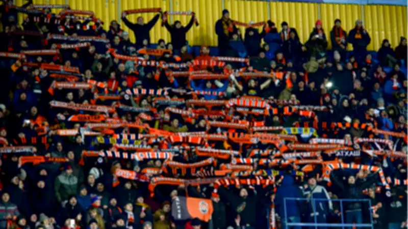 Futbol Taraftarları Neden Yaz Kış Atkı Takıyor? 100 Yıllık Gelenek