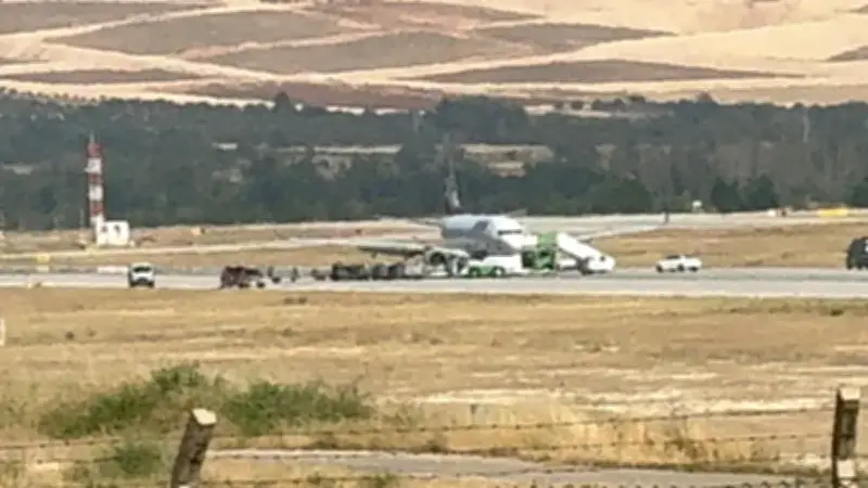 Gaziantep Havalimanı'nda iniş yapan uçağın lastiği patladı, mürettebat tahliye edildi