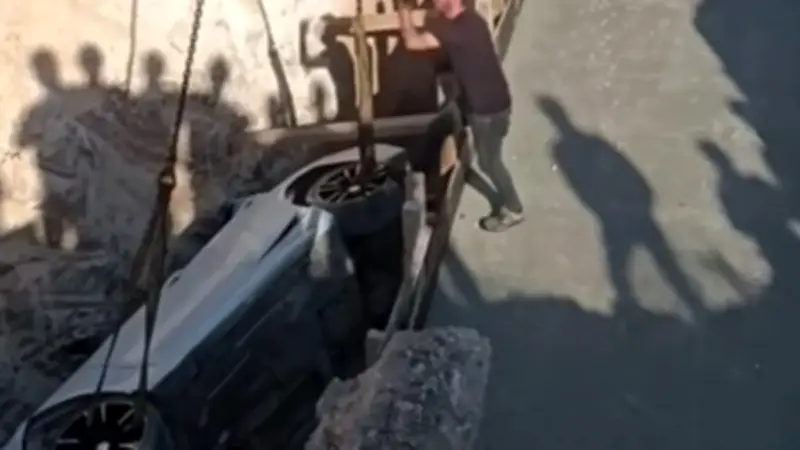 Gaziantep'te Kontrolden Çıkan Lüks Otomobil Köprü İnşaatı Çukuruna Düştü