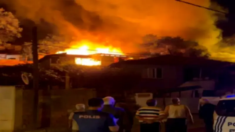 Gaziosmanpaşa'da Gecekondu Yangını: 3 Ev Kullanılamaz Hale Geldi