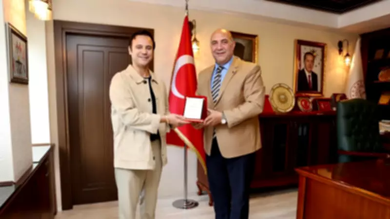 Gündoğdu Vakfı Başkanı Dr. Gökhan Gündoğdu'ya eğitim katkılarından dolayı teşekkür plaketi