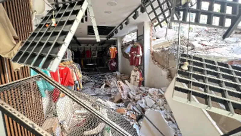 Güngören'de kentsel dönüşümde bina çöktü, iki bina tahliye edildi