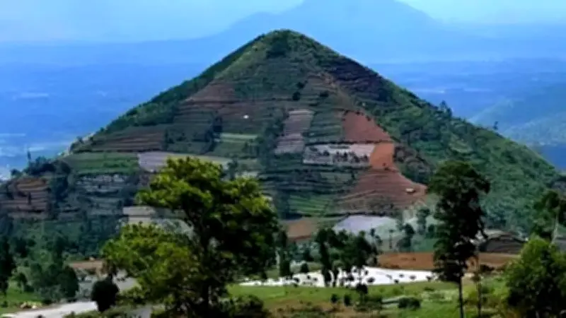 Gunung Padang Piramidi: 25.000 Yıllık Yapı Doğal Oluşum mu?