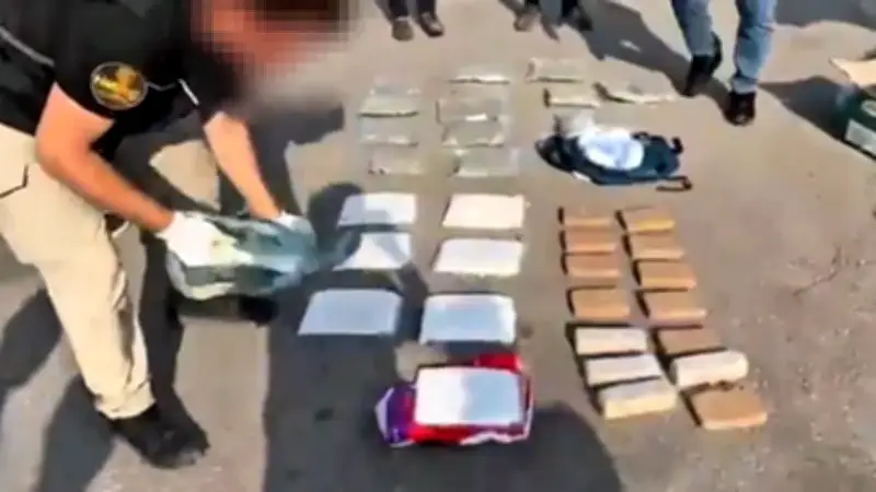 Hakkari'de Doktor Şüphelinin Aracında 28,2 Kg Uyuşturucu Ele Geçirildi
